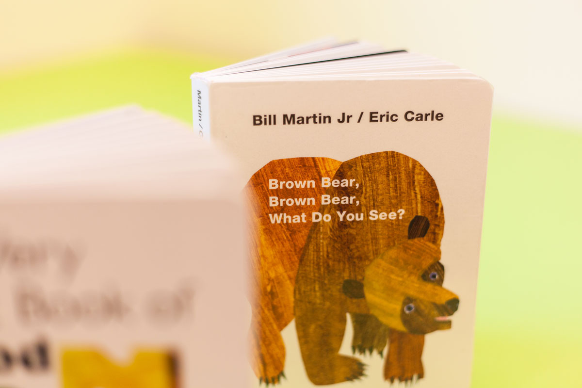 Nahaufnahme eines Kinderbuches mit Illustration eines braunen Bären auf dem Cover.